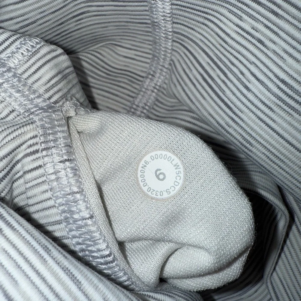 Lululemon Wunder Under Luxtreme 28, size 6 - Picture 8 of 13